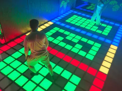 Pixel World Olsztyn Centrum Interaktywnych Gier/ Quiz Teleturniej na Żywo/ ART BOX